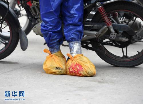 不畏風雨 只為回家 不畏風雨 只為回家