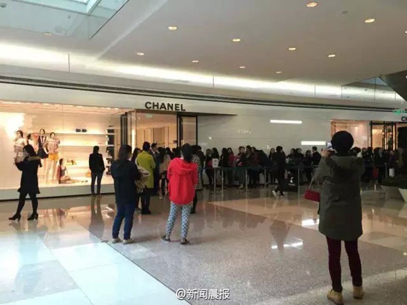 奢侈品牌中國(guó)區(qū)降價(jià)引發(fā)搶購(gòu) 奢侈品牌中國(guó)區(qū)降價(jià)引發(fā)搶購(gòu)