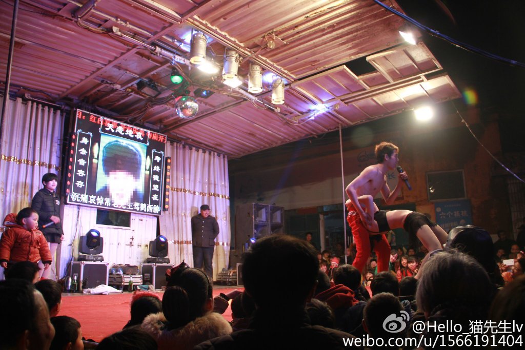 邯鄲農村辦葬禮 請女郎跳脫衣舞助興