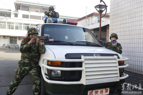 長安街武警:全副武裝執(zhí)勤 最矮1米8 長安街武警:全副武裝執(zhí)勤 最矮1米8