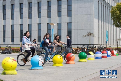 大學校園現(xiàn)卡通路障