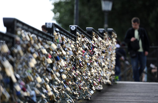 巴黎拆除藝術(shù)橋10萬把“愛情鎖”