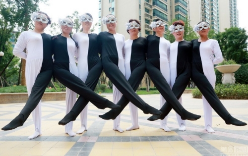 河南大媽自編“錯(cuò)覺廣場(chǎng)舞”