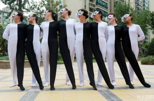 河南大媽自編“錯(cuò)覺廣場(chǎng)舞”