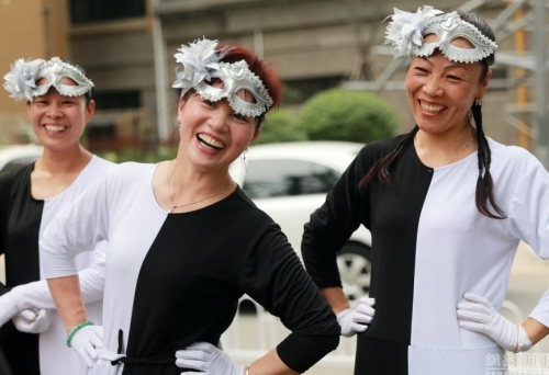 河南大媽自編“錯(cuò)覺廣場(chǎng)舞”