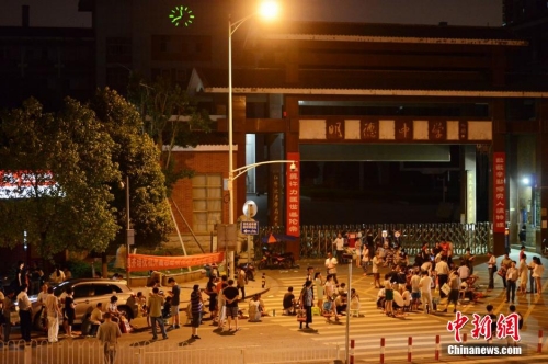 長(zhǎng)沙家長(zhǎng)為孩子讀高中通宵排隊(duì)