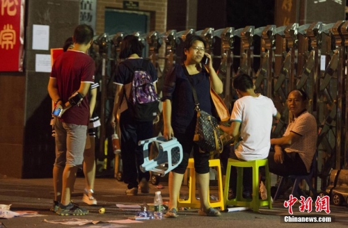 長(zhǎng)沙家長(zhǎng)為孩子讀高中通宵排隊(duì)