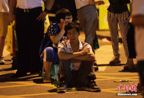 長(zhǎng)沙家長(zhǎng)為孩子讀高中通宵排隊(duì)