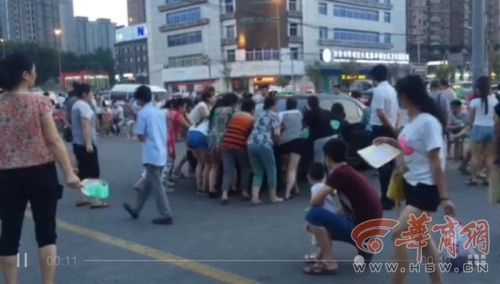 為跳廣場舞大媽推走三輛汽車騰地方 為跳廣場舞大媽推走三輛汽車騰地方