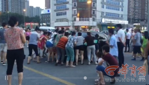 為跳廣場舞大媽推走三輛汽車騰地方 為跳廣場舞大媽推走三輛汽車騰地方