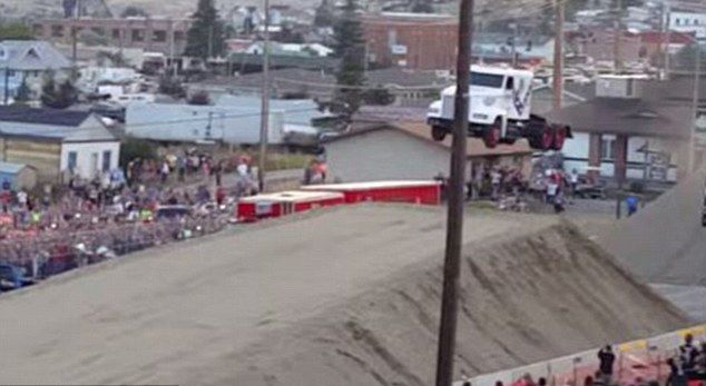 男子駕卡車飛越51米鴻溝刷新世界紀錄 男子駕卡車飛越51米鴻溝刷新世界紀錄