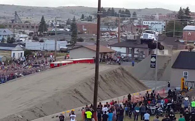 男子駕卡車飛越51米鴻溝刷新世界紀錄 男子駕卡車飛越51米鴻溝刷新世界紀錄