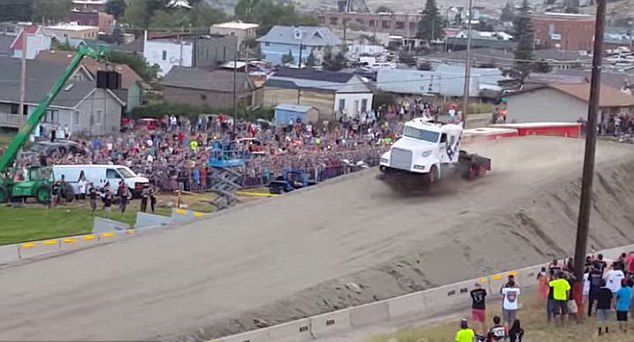 男子駕卡車飛越51米鴻溝刷新世界紀錄 男子駕卡車飛越51米鴻溝刷新世界紀錄