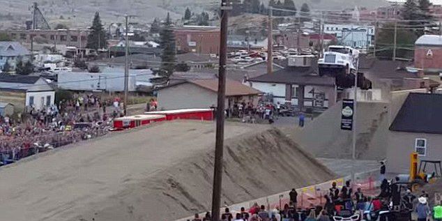 男子駕卡車飛越51米鴻溝刷新世界紀錄 男子駕卡車飛越51米鴻溝刷新世界紀錄