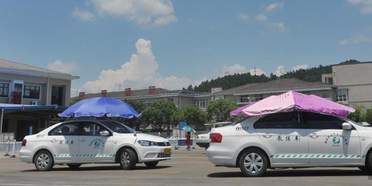 杭州一駕?，F(xiàn)遮陽新招 教練車車頂撐傘