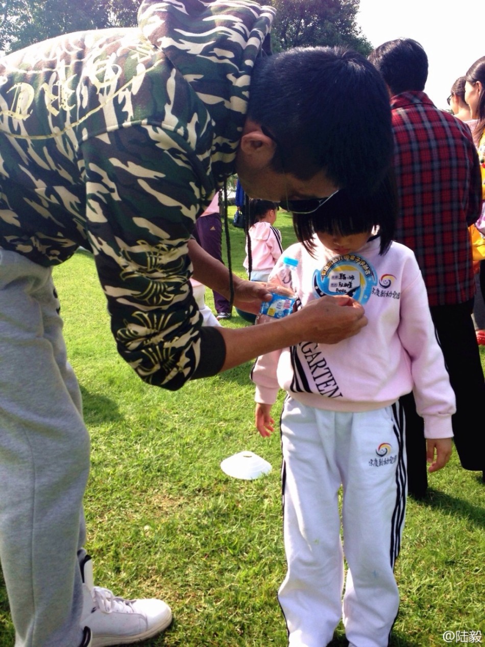 陸毅攜女參加親子運(yùn)動(dòng)會同做游戲