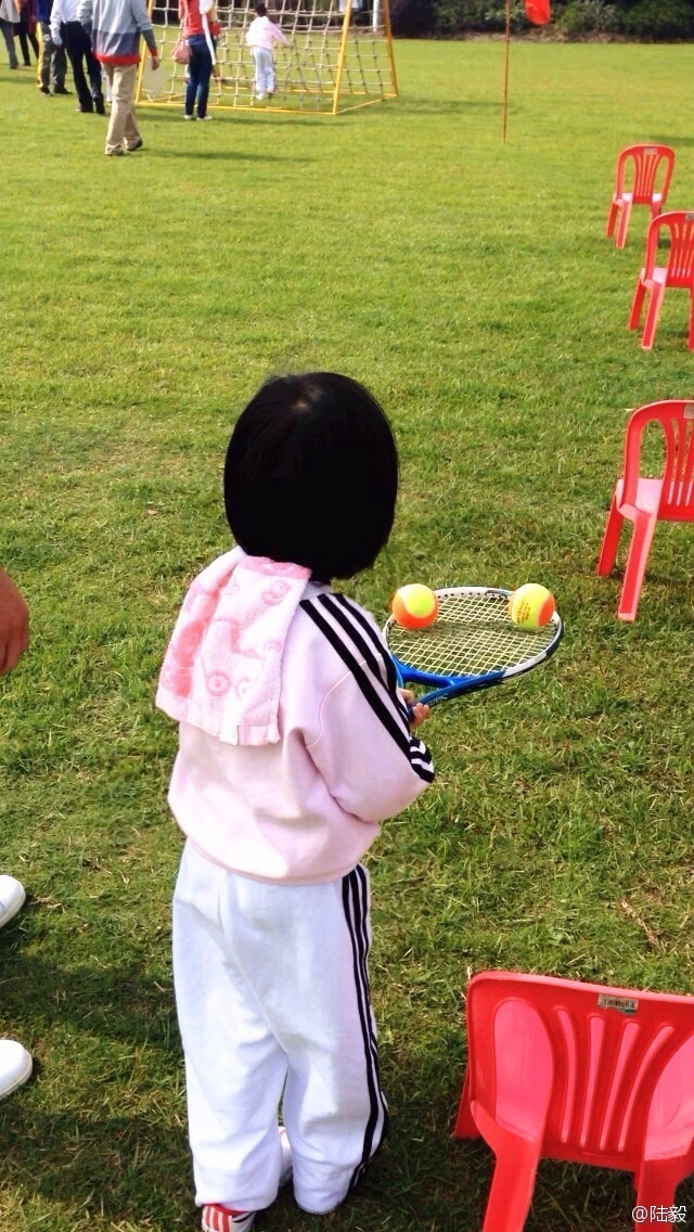 陸毅攜女參加親子運(yùn)動(dòng)會同做游戲