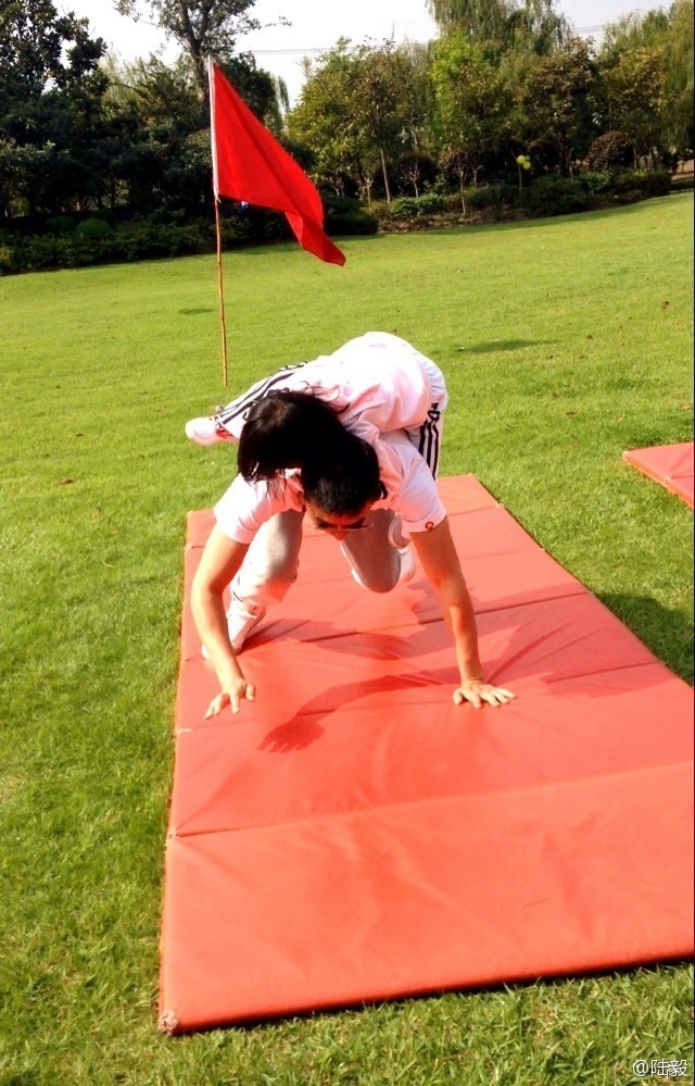 陸毅攜女參加親子運(yùn)動(dòng)會同做游戲