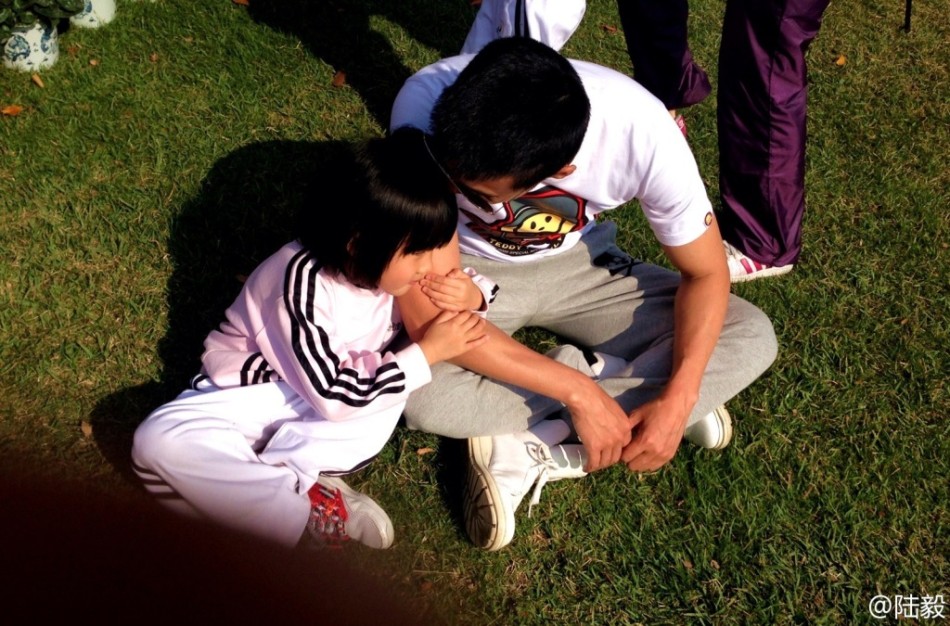 陸毅攜女參加親子運(yùn)動(dòng)會同做游戲