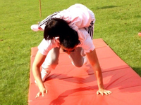 陸毅攜女參加親子運(yùn)動(dòng)會同做游戲