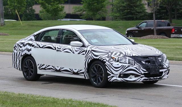 日產(chǎn)改款A(yù)ltima諜照首曝 外觀(guān)將有所調(diào)整