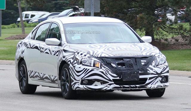 日產(chǎn)改款A(yù)ltima諜照首曝 外觀(guān)將有所調(diào)整