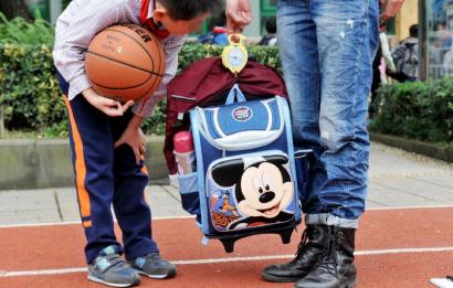 10月28日，記者對(duì)成都市某小學(xué)學(xué)生的書包進(jìn)行稱重，該學(xué)生書包的重量為7.8公斤