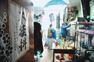 寢室門上的招貼表達(dá)了學(xué)生們的愿望，其實(shí)不逃課、少逃課才是不掛科的保證