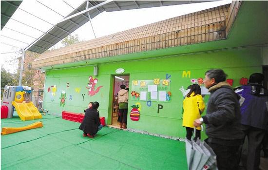 因為怕裝修后的氣味影響孩子的健康，包括小葉在內(nèi)，很多家長找到園方，要求換教室.