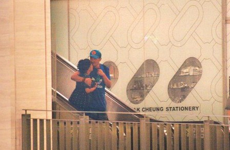 林憶蓮與小男友逛街吃飯，當(dāng)街摟抱親熱熱情如火。