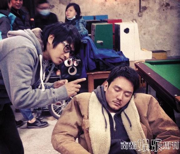 導(dǎo)演在認(rèn)真給演員說(shuō)戲，演員聽(tīng)得也很認(rèn)真。