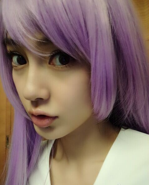 Baby戴紫色假發(fā) Baby戴紫色假發(fā)