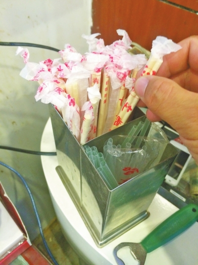 街頭小店常見(jiàn)一次性免費(fèi)餐具 街頭小店常見(jiàn)一次性免費(fèi)餐具