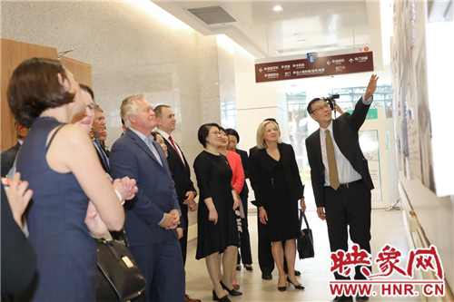 布萊根和婦女醫(yī)院院長Elizabeth Nabel帶領(lǐng)專家團(tuán)隊參觀醫(yī)院