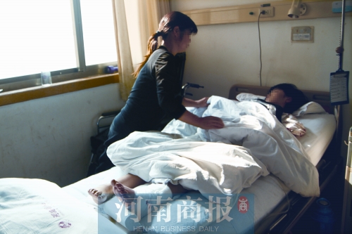 14歲的小美躺在病床上，左腿摔傷的部位還纏著繃帶