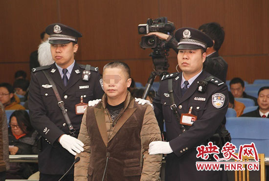 被告人被法警帶上法庭時，身上沒有戒具，也沒有剃光頭。（圖片來源于微博@豫法陽光）