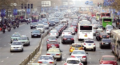 昨天下午，擁擠的花園路。 鄭州晚報記者 馬健 圖