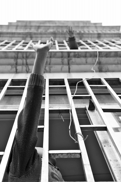 聽到聲音小哥倆就在窗戶邊集合，不聚不散。