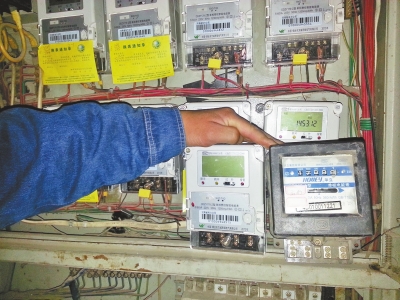 　跟智能電表（左）相比，老式機械電表（右）就像個“老古董”。
