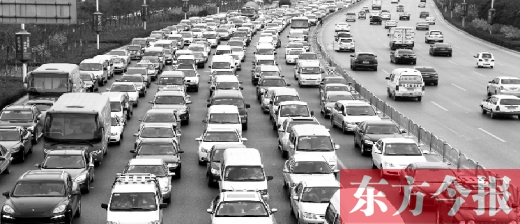21日，鄭州市中州大道，大量擁堵的汽車將寬寬的道路變成“停車場(chǎng)”