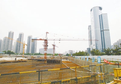 中州大道與金水東路東北角，正在建一座大型停車(chē)場(chǎng)。