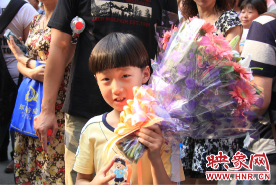 杜澤一直在考點(diǎn)門口等待表姐走出考場(chǎng)。