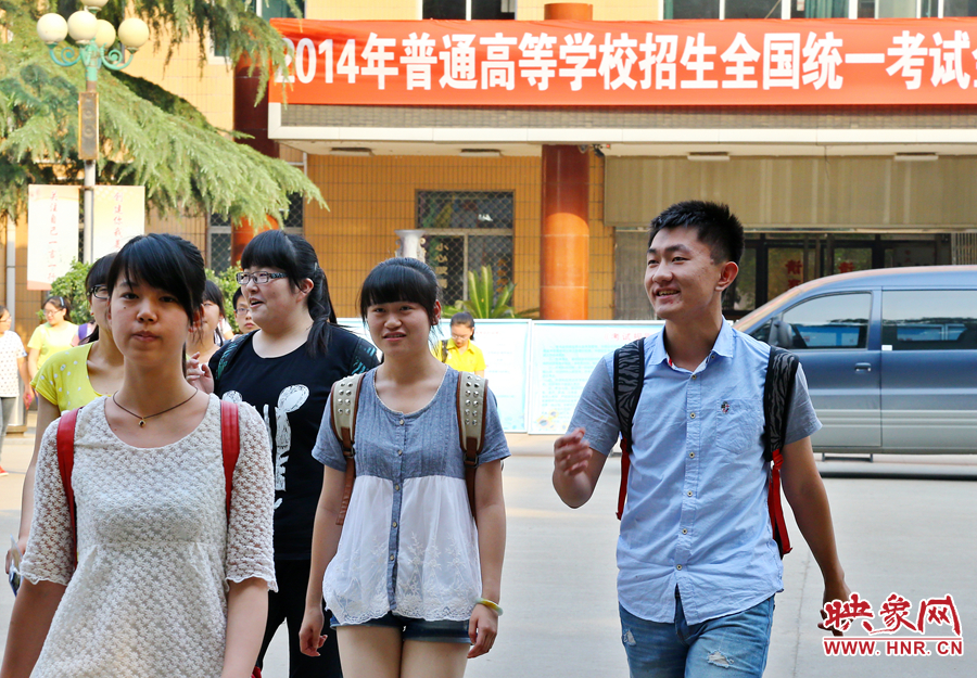 最后一門考試結(jié)束后，考生們一臉輕松的走出考場