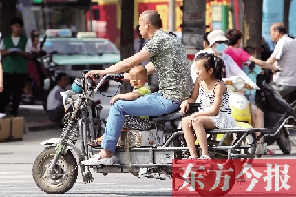 這樣帶著孩子，一個剎車，孩子就有可能摔下車