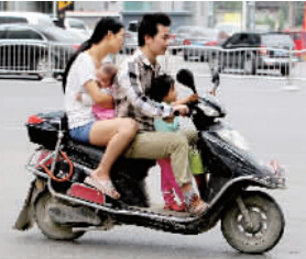 帶著孩子騎電動車，安全一定要放在第一位。