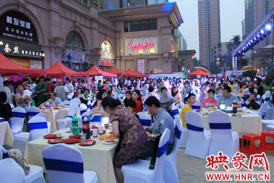 活動(dòng)場(chǎng)面火爆,600多人免費(fèi)大聚餐。