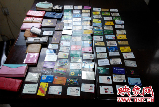 在日常執(zhí)勤當中，巡防隊員經(jīng)常能撿到很多的身份證和銀行卡。