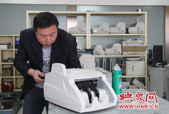 陸涌每天的工作就是和機器“談心”、發(fā)現(xiàn)故障、修好它們。