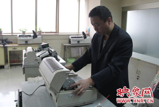 “不行，我再試一下，我一定要修好它?！庇龅诫y題，東北人身上的那股執(zhí)拗勁讓他又堅持了下來