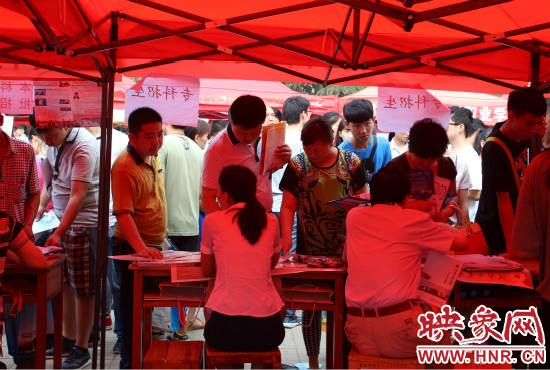 家長們最關(guān)心的還是畢業(yè)以后孩子的就業(yè)情況。